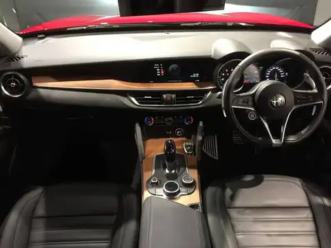 カタログ画像：ステルヴィオ （STELVIO） ファーストエディション 2018年7月 ABA-94920 2000cc アルファ レッド 燃費11.8km / l 内装