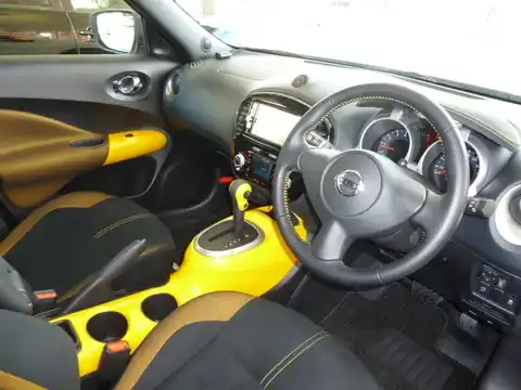 カタログ画像：ジューク （JUKE） １５ＲＸ パーソナライゼーション 2014年7月 DBA-YF15 1500cc ブリリアントホワイトパール（３Ｐ） 燃費18.0km / l 内装