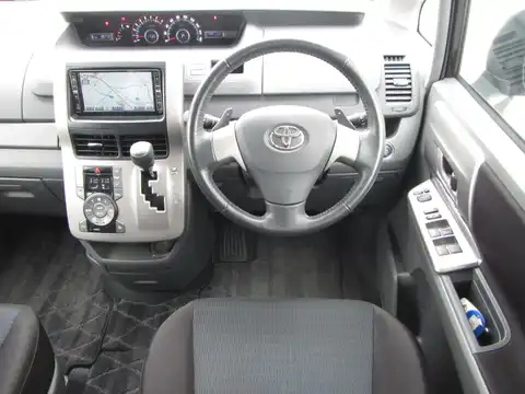 カタログ画像：ヴォクシー （VOXY） ＺＳ サイドリフトアップシート装着車 2007年6月 DBA-ZRR75W 2000cc ブラック 燃費13.4km / l 内装