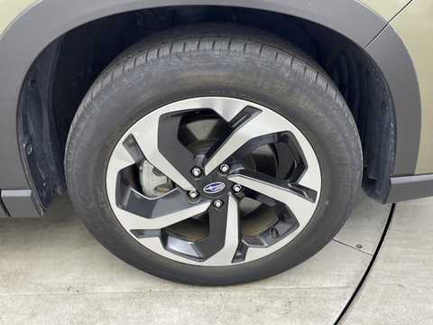 カタログ画像：フォレスター （FORESTER） ツーリング 2023年8月 5AA-SKE 2000cc オータムグリーン・メタリック 燃費14.0km / l タイヤ