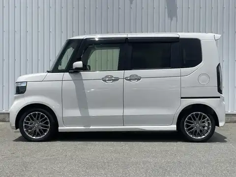 カタログ画像：Ｎ－ＢＯＸカスタム （N-BOX CUSTOM） ターボコーディネートスタイル（モノトーン） 2023年10月 6BA-JF6 660cc プラチナホワイト・パール 燃費18.4km / l 外装