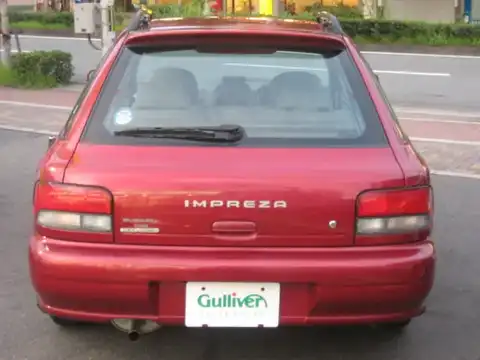 カタログ画像：インプレッサスポーツワゴン （IMPREZA SPORTS WAGON） ＧＢ 1999年9月 GF-GF6 1800cc シャイニーレッド・マイカ 燃費14.2km / l バック