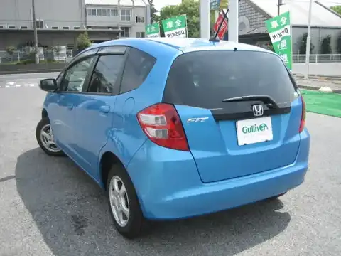 カタログ画像：フィット （FIT） Ｌ ハイウェイエディション 2008年6月 DBA-GE7 1300cc ブリリアントスカイ・メタリック 燃費17.0km / l バック