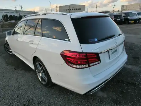 カタログ画像：Ｅクラスステーションワゴン （E-CLASS STATIONWAGON） Ｅ３００ ４マチック ステーションワゴン アバンギャルド ＡＭＧスポーツパッケージ 2015年4月 RBA-212280C 3500cc ポーラーホワイト（Ｓ） 燃費12.0km / l バック