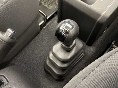 カタログ画像：ジムニーノマド （JIMNY NOMADE） ＦＣ 2025年4月 3BA-JC74W 1500cc ブルーイッシュブラックパール4 燃費13.6km / l 内装