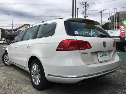 カタログ画像：パサートヴァリアント （PASSAT VARIANT） ＴＳＩコンフォートライン ブルーモーションテクノロジー 2013年4月 DBA-3CCAX 1400cc キャンディホワイト 燃費17.6km / l バック