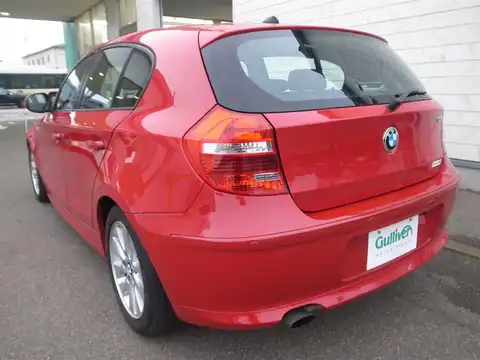 カタログ画像：１シリーズ （1 SERIES） １１６ｉ 2010年5月 LBA-UE16 1600cc クリムゾン・レッド（ソリッド・カラー） 燃費13.6km / l バック