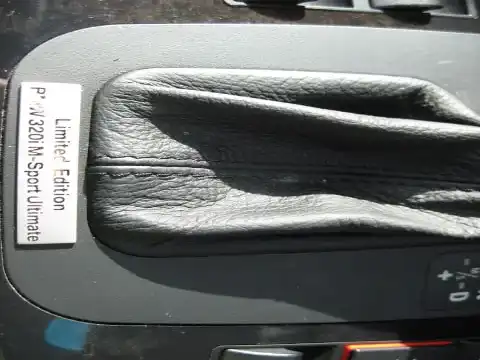 カタログ画像：３シリーズ （3 SERIES） ３２０ｉ Ｍスポーツ アルティメート 2005年2月 GH-AV22 2200cc カーボン・ブラック 燃費9.8km / l 内装