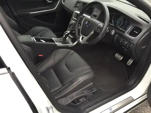 カタログ画像：Ｓ６０ （S60） Ｔ４ Ｒデザイン 2014年10月 DBA-FB4164T 1600cc アイスホワイト 燃費13.6km / l 内装