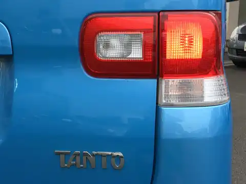 カタログ画像：タント （TANTO） Ｘリミテッド 2011年11月 DBA-L375S 660cc ファインブルーマイカメタリック 燃費24.8km / l バック