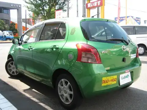 カタログ画像：ヴィッツ （VITZ） Ｆ クリームコレクション 2005年8月 CBA-NCP95 1300cc シルバーマイカメタリック 燃費16.0km / l バック