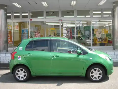 カタログ画像：ヴィッツ （VITZ） Ｆ クリームコレクション 2005年8月 CBA-NCP95 1300cc グリーンマイカメタリック 燃費16.0km / l 外装