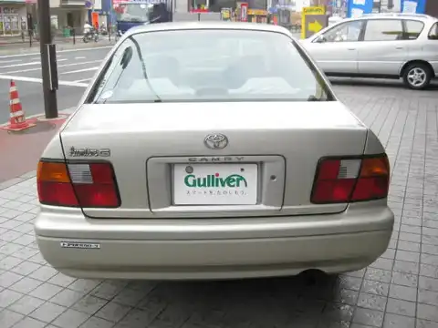 カタログ画像：カムリ （CAMRY） ルミエールＧ 1996年12月 E-SV40 1800cc フラクセンマイカメタリック 燃費12.8km / l バック