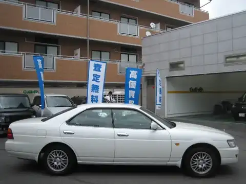 カタログ画像：ローレル （LAUREL） メダリスト 1998年9月 E-HC35 2000cc ホワイトパール（３Ｐ） 燃費11.4km / l バック