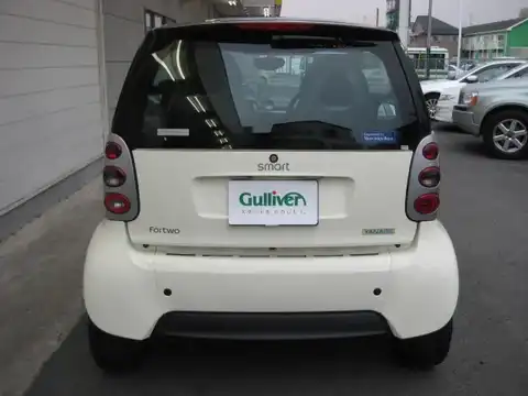 カタログ画像：スマートフォーツークーペ （SMART FORTWO COUPE） ベースグレード 2005年10月 GH-450332 700cc ライトホワイト 燃費19.2km / l バック