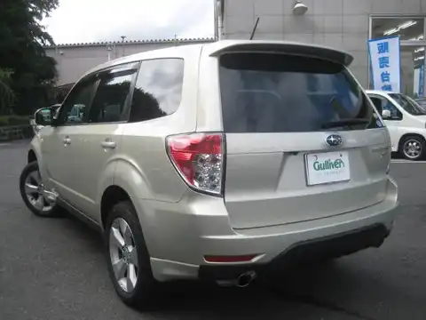 カタログ画像：フォレスター （FORESTER） ２．０ＸＴ ブラックレザーセレクション 2009年12月 DBA-SH5 2000cc サンライトゴールド・オパール 燃費12.2km / l バック