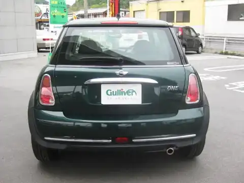 カタログ画像：ＭＩＮＩ （MINI） ワン 2004年9月 GH-RA16 1600cc ブリティッシュ・レーシング・グリーンメタリック 燃費14.0km / l バック
