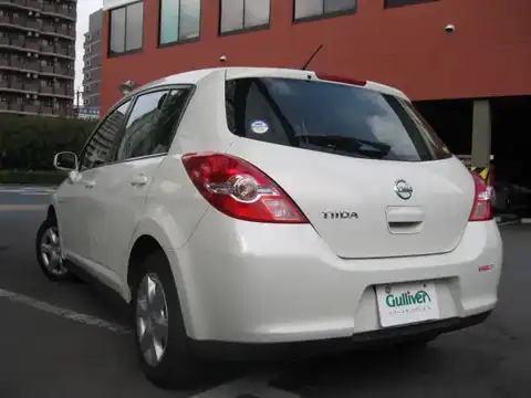 カタログ画像：ティーダ （TIIDA） １５Ｓ ＦＯＵＲ 2010年8月 DBA-NC11 1500cc ホワイトパール（３Ｐ） 燃費14.2km / l バック