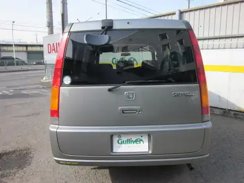 カタログ画像：ステップワゴン （STEPWAGON） デラクシー フィールドデッキ ポップアップシート 2000年8月 GF-RF1 2000cc グレースシルバー・メタリック 燃費10.6km / l バック