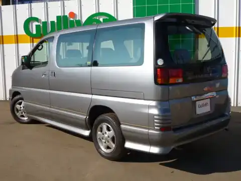 カタログ画像：エルグランド （ELGRAND） ハイウェイスター ７人乗り 2001年5月 GH-APWE50 3500cc スパークリングシルバー（Ｍ） 燃費7.0km / l バック