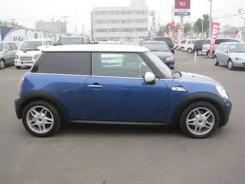 カタログ画像：ＭＩＮＩ （MINI） クーパーＳ 2007年2月 ABA-MF16S 1600cc ライトニング・ブルー（メタリック）orレーザーブルー（メタリック） 燃費12.6km / l 外装