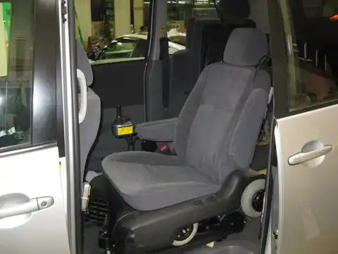 カタログ画像：ヴォクシー （VOXY） Ｘ Ｖエディション・サイドリフトアップシート装着車 2005年8月 DBA-AZR65G 2000cc シルバーメタリック 燃費12.6km / l 内装