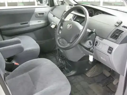 カタログ画像：ヴォクシー （VOXY） Ｘ Ｖエディション・サイドリフトアップシート装着車 2005年8月 DBA-AZR65G 2000cc シルバーメタリック 燃費12.6km / l 外装
