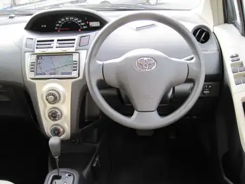 カタログ画像：ヴィッツ （VITZ） Ｆ クリームコレクション 2005年8月 CBA-NCP95 1300cc ライトブルーマイカメタリック 燃費16.0km / l 内装