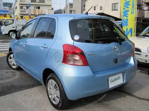 カタログ画像：ヴィッツ （VITZ） Ｆ クリームコレクション 2005年8月 CBA-NCP95 1300cc ライトブルーマイカメタリック 燃費16.0km / l バック