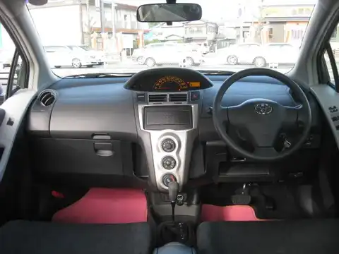 カタログ画像：ヴィッツ （VITZ） Ｂ Ｓエディション 2010年4月 DBA-KSP90 1000cc ローズメタリックオパール 燃費22.5km / l 内装