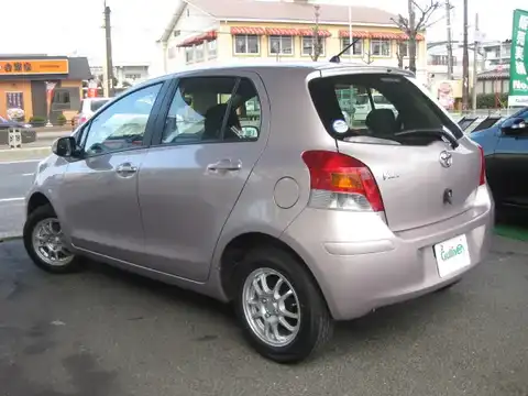 カタログ画像：ヴィッツ （VITZ） Ｂ Ｓエディション 2010年4月 DBA-KSP90 1000cc ローズメタリックオパール 燃費22.5km / l バック