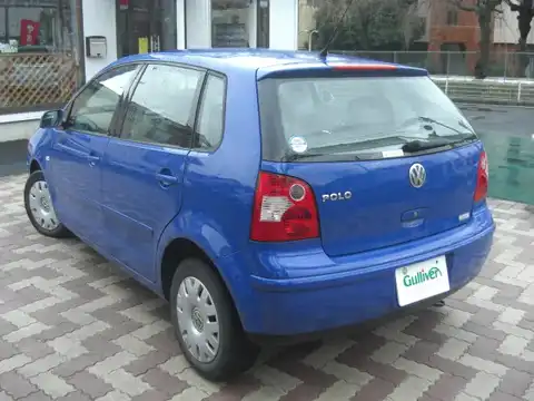 カタログ画像：ポロ （POLO） ４ドア 2003年6月 GH-9NBBY 1400cc ジャズブルーパールエフェクト 燃費13.4km / l バック