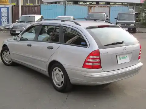 カタログ画像：Ｃクラスステーションワゴン （C-CLASS STATIONWAGON） Ｃ１８０コンプレッサー ステーションワゴン 2002年8月 GH-203246 1800cc ブリリアントシルバー（Ｍ） 燃費10.4km / l バック