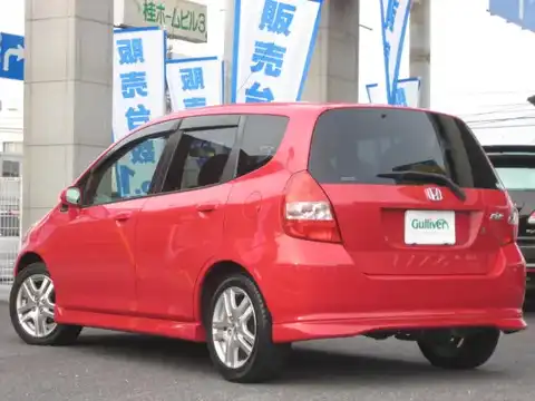 カタログ画像：フィット （FIT） １．５Ｔ 2002年9月 LA-GD4 1500cc ミラノレッド 燃費17.6km / l バック