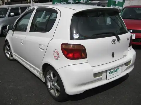 カタログ画像：ヴィッツ （VITZ） ＲＳ 2001年12月 TA-NCP10 1300cc ホワイト 燃費18.0km / l バック