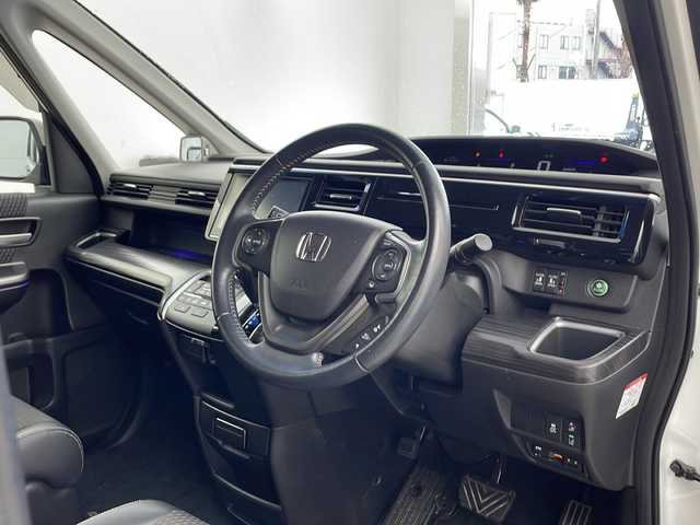 ホンダ ステップワゴン スパーダ クルスピセンシング 兵庫県 2017(平29)年 4.8万km ホワイトオーキッドパール ・純正SDナビ/・Bluetooth/フルセグテレビ/CD/DVD/・Apple car play/・バックカメラ/・純正フロアマット/・クルーズコントロール/・フリップダウンモニター/・ビルドインETC2.0/・横滑り防止装置/・衝突被害軽減システム/・レーンキープアシスト/・両側パワースライドドア/・LEDヘッドライト/・オートライト/・Wエアバッグ/・カーテンエアバッグ/・電動格納ミラー/・純正17インチアルミホイール/・パドルシフト