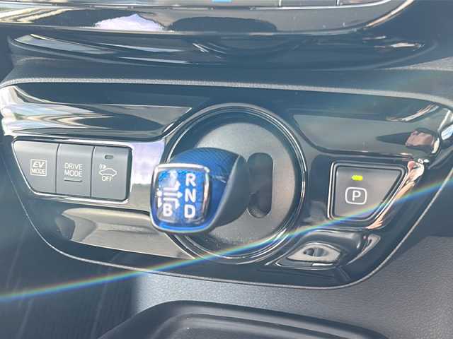 トヨタ プリウス S 福島県 2019(令1)年 6.7万km スティールブロンドM バックカメラ　４ＷＤ　ＬＥＤヘッドライト　純正ホイール　Ｂｌｕｅｔｏｏｔｈ　ドライブレコーダー　ＥＴＣ　純正ナビ　クルコン　純正フロアマット　オートライト　ドアバイザー　電格ミラー　盗難防止センサー