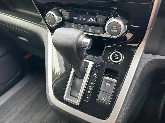 日産 セレナ ハイウェイスター Vセレクション 東京都 2018(平30)年 6万km ブリリアントホワイトパール 純正SDナビ（9インチ/MM518D-L）/・Bluetoothオーディオ/USBオーディオ/・フルセグTV/DVD/Blu-ray/SD/純正後席用モニター（フリップダウン式）/プロパイロット/インテリジェントアラウンドビューモニター/LEDヘッドランプ/ハンズフリーオートスライドドア（両側）/インテリジェントルームミラー/ビルトインETC/純正ドライブレコーダー（DJ4-D/前方）/取扱説明書/保証書/スペアキー1本