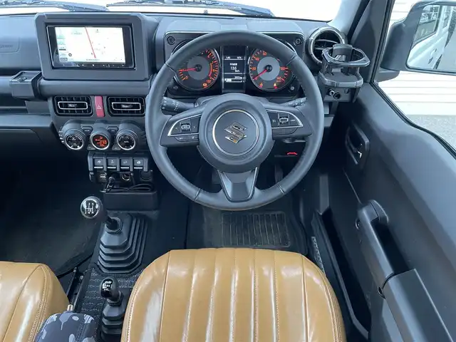 スズキ ジムニー XC 新潟県 2023(令5)年 0.3万km ピュアホワイトP ワンオーナー/衝突軽減/社外マフラー(純正積み込み)/社外ナビ/(AM/FM/CD/DVD/BT/フルセグ)/ETC/社外ドライブレコーダー(前)/クルーズコントロール/アイドリングストップ/シートヒーター/革巻きステアリング/ステアリングスイッチ/AUTOライト/LEDヘッドライト/フォグランプ/プッシュスタート/スマートキー/シートカバー(前のみ)/社外フロアマット