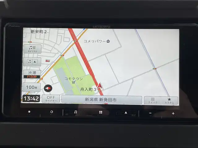 スズキ ジムニー XC 新潟県 2023(令5)年 0.3万km ピュアホワイトP ワンオーナー/衝突軽減/社外マフラー(純正積み込み)/社外ナビ/(AM/FM/CD/DVD/BT/フルセグ)/ETC/社外ドライブレコーダー(前)/クルーズコントロール/アイドリングストップ/シートヒーター/革巻きステアリング/ステアリングスイッチ/AUTOライト/LEDヘッドライト/フォグランプ/プッシュスタート/スマートキー/シートカバー(前のみ)/社外フロアマット