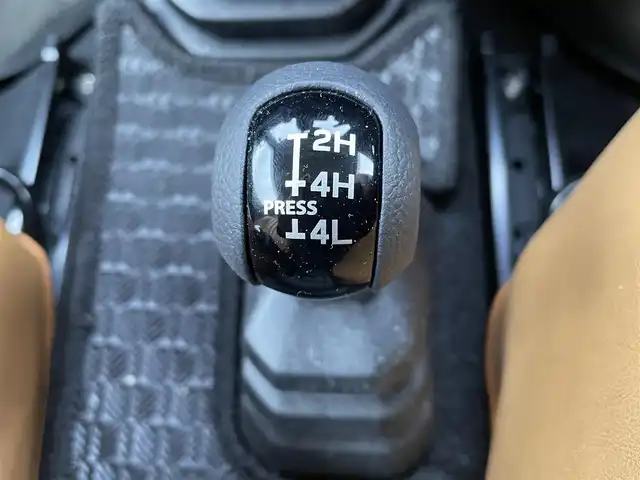 スズキ ジムニー XC 新潟県 2023(令5)年 0.3万km ピュアホワイトP ワンオーナー/衝突軽減/社外マフラー(純正積み込み)/社外ナビ/(AM/FM/CD/DVD/BT/フルセグ)/ETC/社外ドライブレコーダー(前)/クルーズコントロール/アイドリングストップ/シートヒーター/革巻きステアリング/ステアリングスイッチ/AUTOライト/LEDヘッドライト/フォグランプ/プッシュスタート/スマートキー/シートカバー(前のみ)/社外フロアマット