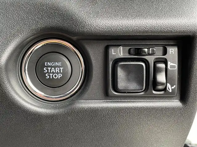 スズキ ジムニー XC 新潟県 2023(令5)年 0.3万km ピュアホワイトP ワンオーナー/衝突軽減/社外マフラー(純正積み込み)/社外ナビ/(AM/FM/CD/DVD/BT/フルセグ)/ETC/社外ドライブレコーダー(前)/クルーズコントロール/アイドリングストップ/シートヒーター/革巻きステアリング/ステアリングスイッチ/AUTOライト/LEDヘッドライト/フォグランプ/プッシュスタート/スマートキー/シートカバー(前のみ)/社外フロアマット