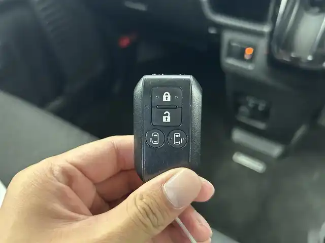 スズキ スペーシア カスタム HYBRID XS 千葉県 2020(令2)年 6万km フェニックスレッドパール/ブルーイッシュブラックパール 禁煙車/スズキセーフティサポート/・デュアルセンサーブレーキサポート/・車線逸脱警報機能/・ふらつき警報機能/・先行車発進お知らせ機能/・オートマチックハイビーム/・リヤパーキングセンサー/純正8インチナビ/　CD/DVD/BT/フルセグTV/両側パワースライドドア/ビルトインETC/運転席シートヒーター/プッシュスタート&スマートキー/革巻きステアリング/ステアリングスイッチ/電動格納ミラー/純正15インチアルミホイール/LEDヘッドライト
