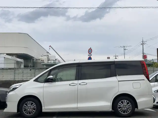 トヨタ エスクァイア Gi 兵庫県 2016(平28)年 7.9万km ホワイトパールクリスタルシャイン 純正SDナビ/フルセグTV/Bluetooth/AM/FM/CD/DVD/両側電動スライドドア/ETC/衝突被害軽減ブレーキ/車線逸脱防止/クルーズコントロール/シートヒーター/コーナーセンサー/オートハイビーム/スマートキー/電動格納ミラー/純正フロアマット/スタッドレスタイヤ積み込み/革巻きステアリング