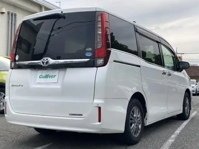 トヨタ エスクァイア Gi 兵庫県 2016(平28)年 7.9万km ホワイトパールクリスタルシャイン 純正SDナビ/フルセグTV/Bluetooth/AM/FM/CD/DVD/両側電動スライドドア/ETC/衝突被害軽減ブレーキ/車線逸脱防止/クルーズコントロール/シートヒーター/コーナーセンサー/オートハイビーム/スマートキー/電動格納ミラー/純正フロアマット/スタッドレスタイヤ積み込み/革巻きステアリング