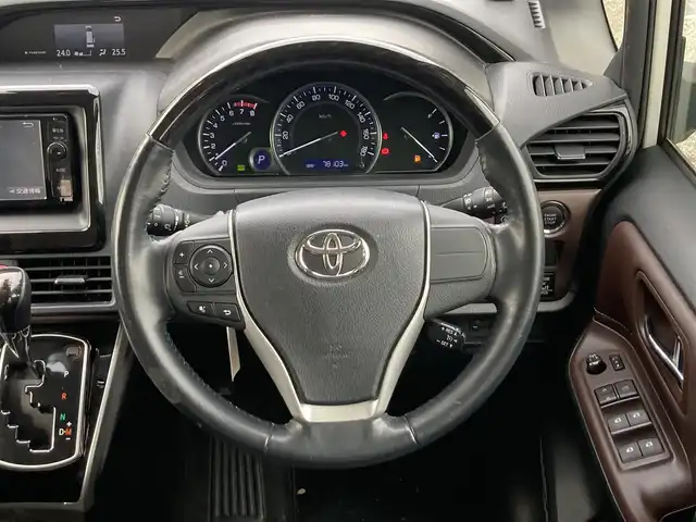 トヨタ エスクァイア Gi 兵庫県 2016(平28)年 7.9万km ホワイトパールクリスタルシャイン 純正SDナビ/フルセグTV/Bluetooth/AM/FM/CD/DVD/両側電動スライドドア/ETC/衝突被害軽減ブレーキ/車線逸脱防止/クルーズコントロール/シートヒーター/コーナーセンサー/オートハイビーム/スマートキー/電動格納ミラー/純正フロアマット/スタッドレスタイヤ積み込み/革巻きステアリング