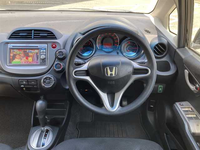 ホンダ フィット G 10thアニバーサリー 福岡県 2012(平24)年 6.9万km クリスタルブラックパール 純正メモリナビ【VXM-128VS】/　(AM/FM/CD/DVD/USB/ワンセグTV)/バックカメラ/ビルトインETC/オートライト/盗難防止装置/ドアバイザー/純正フロアマット/保証書/取扱説明書/ナビ取扱説明書