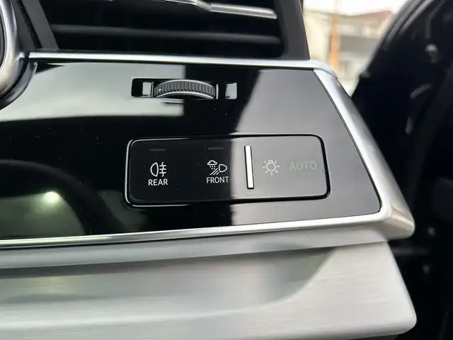 アウディ Ｑ７ 兵庫県 2020(令2)年 1.2万km ディープブラックパールエフェクト ワンオーナー/純正ナビ/・Bluetooth/・AM/FM/・Apple car play/前後ドラレコ/ビルトインETC/パワーバックドア/パワーシートD/N/全周囲カメラ/本革シート/シートヒーター/電動格納サードシート/イージークローザードア/パノラマルーフ/AW21インチオプション/運転支援/・衝突軽減ブレーキ/・レーンキープアシスト/・横滑り防止/・パーキングアシスト/・アダプティブクルーズコントロール/・ブラインドスポットモニター/・オートマチックハイビーム/備品/・取扱説明書/・保証書/・スマートキー2