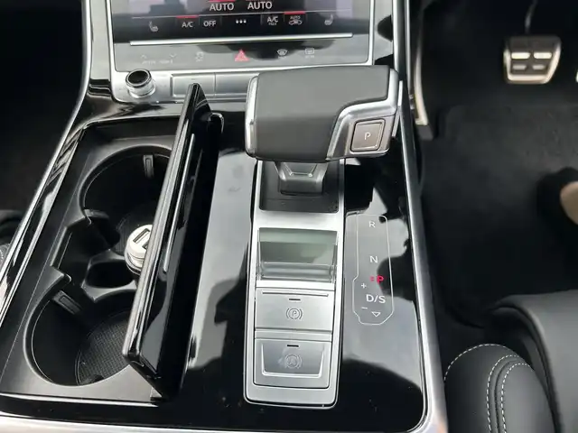 アウディ Ｑ７ 兵庫県 2020(令2)年 1.2万km ディープブラックパールエフェクト ワンオーナー/純正ナビ/・Bluetooth/・AM/FM/・Apple car play/前後ドラレコ/ビルトインETC/パワーバックドア/パワーシートD/N/全周囲カメラ/本革シート/シートヒーター/電動格納サードシート/イージークローザードア/パノラマルーフ/AW21インチオプション/運転支援/・衝突軽減ブレーキ/・レーンキープアシスト/・横滑り防止/・パーキングアシスト/・アダプティブクルーズコントロール/・ブラインドスポットモニター/・オートマチックハイビーム/備品/・取扱説明書/・保証書/・スマートキー2