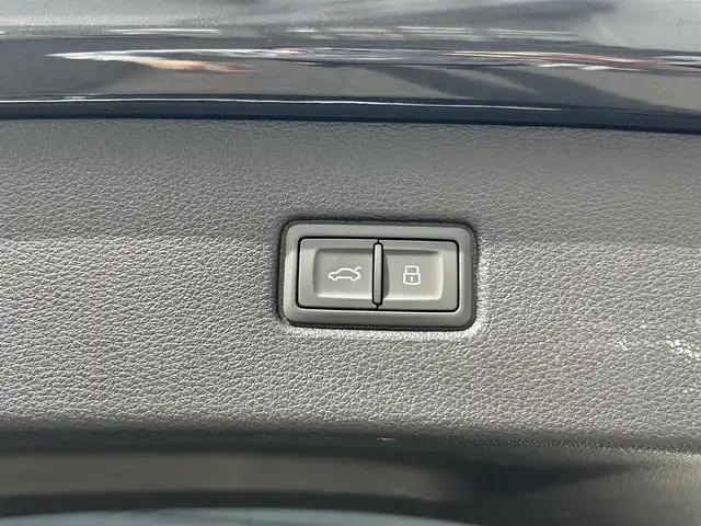 アウディ Ｑ７ 兵庫県 2020(令2)年 1.2万km ディープブラックパールエフェクト ワンオーナー/純正ナビ/・Bluetooth/・AM/FM/・Apple car play/前後ドラレコ/ビルトインETC/パワーバックドア/パワーシートD/N/全周囲カメラ/本革シート/シートヒーター/電動格納サードシート/イージークローザードア/パノラマルーフ/AW21インチオプション/運転支援/・衝突軽減ブレーキ/・レーンキープアシスト/・横滑り防止/・パーキングアシスト/・アダプティブクルーズコントロール/・ブラインドスポットモニター/・オートマチックハイビーム/備品/・取扱説明書/・保証書/・スマートキー2